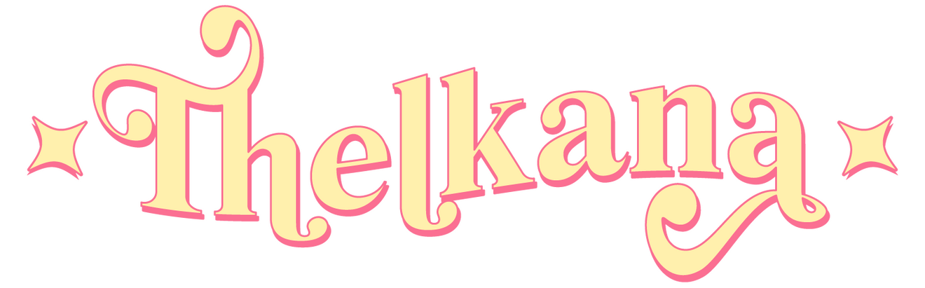 Logo "Thelkana" écrit en cursif stylisé, avec de légère courbures pour faire une vague. Le texte est jaune clair sur fond de rose foncé