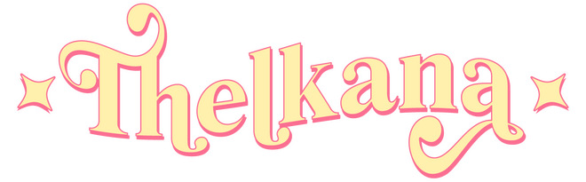 Logo "Thelkana" écrit en cursif stylisé, avec de légère courbures pour faire une vague. Le texte est jaune clair sur fond de rose foncé